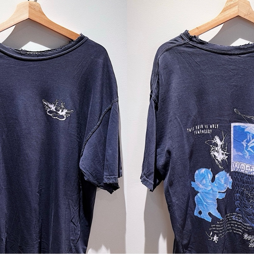 SOLD! 🚫 Boys Lie distressed OS tee
